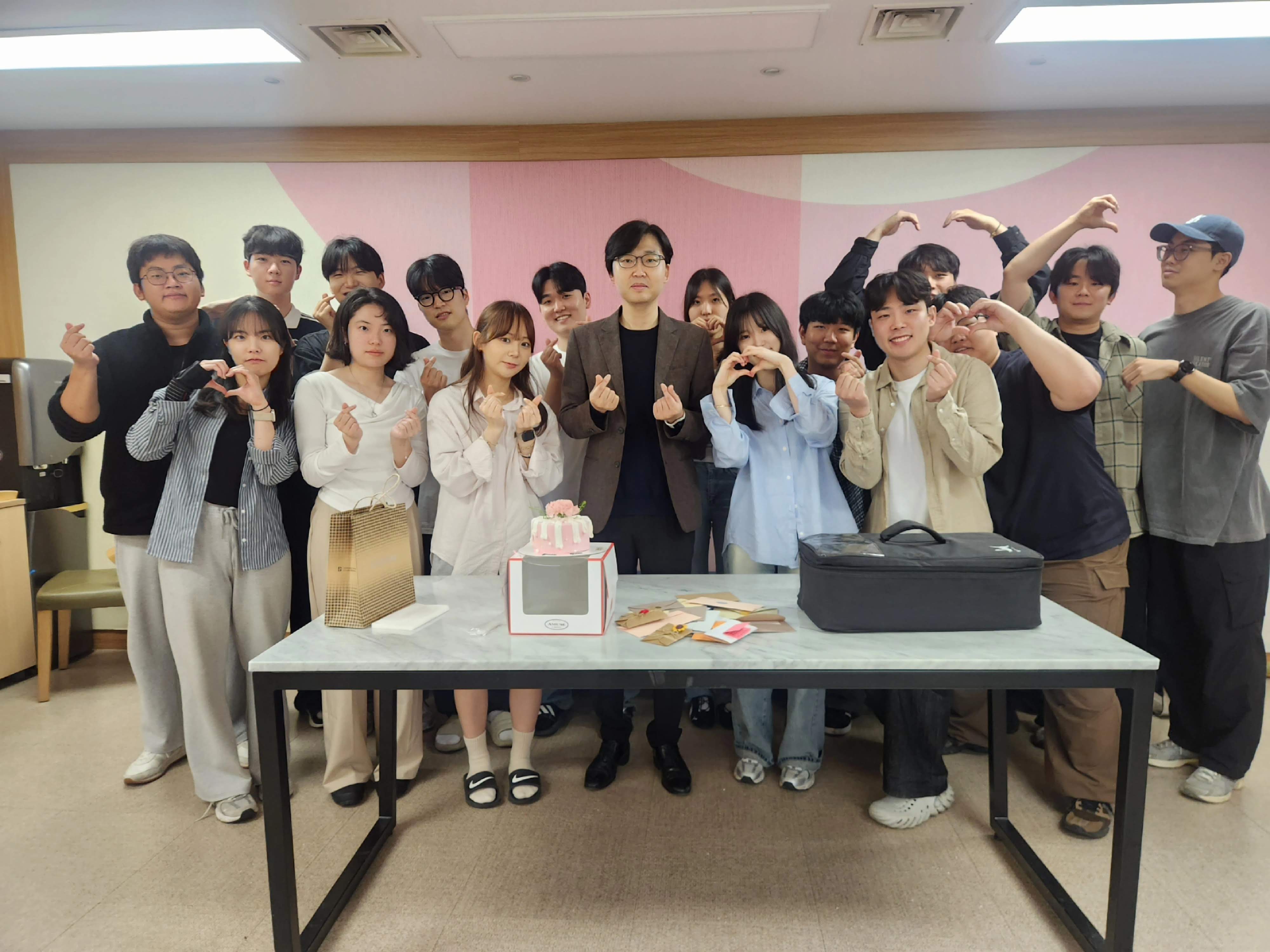 빛, 온기, 지성, 그리고 사람… 그 모든 이름의 다른 말: 우리 교수님 이미지